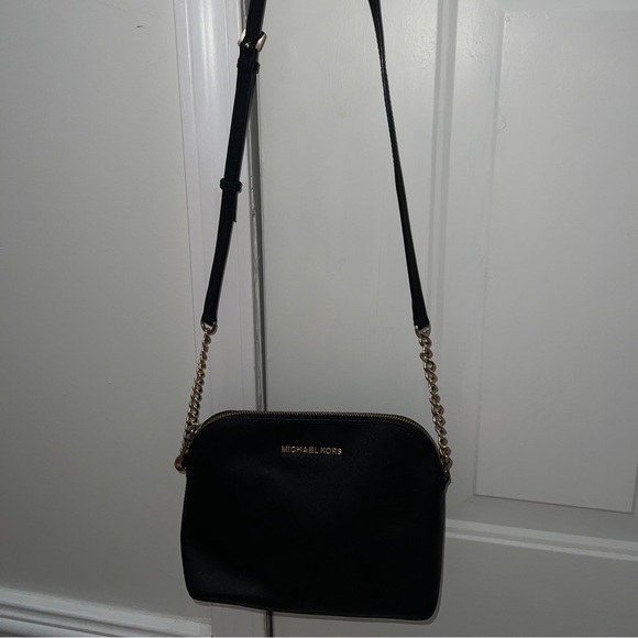 I’m selling this Micheal Khors Small Black cross body purse, - Picture 3 of 5